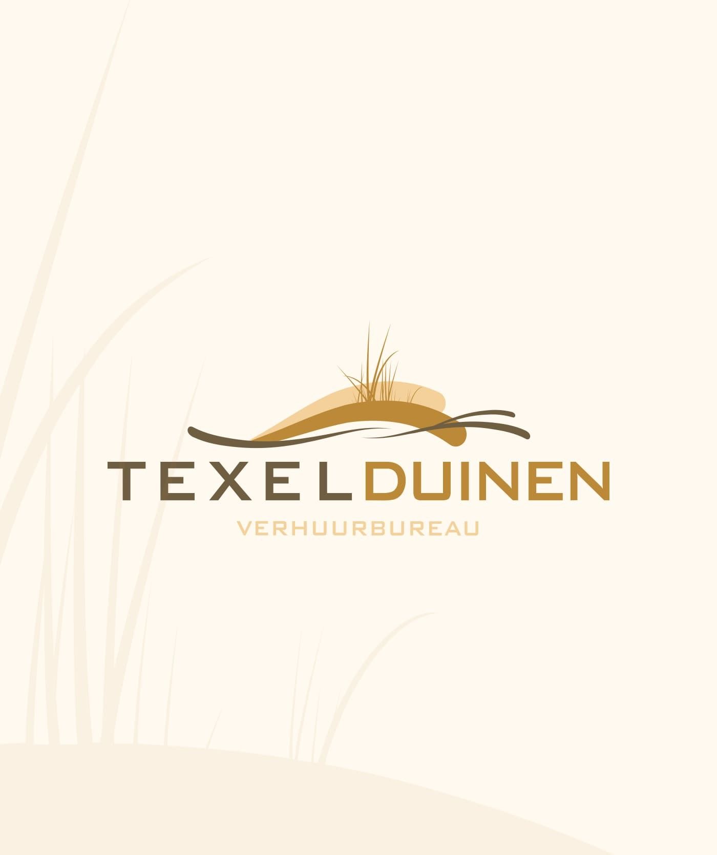 Logo voor Texel Duinen Verhuurbureau met gestileerd duingras- en zandontwerp boven de bedrijfsnaam in bruine en gouden tinten op een beige achtergrond, perfect voor websites en online diensten.