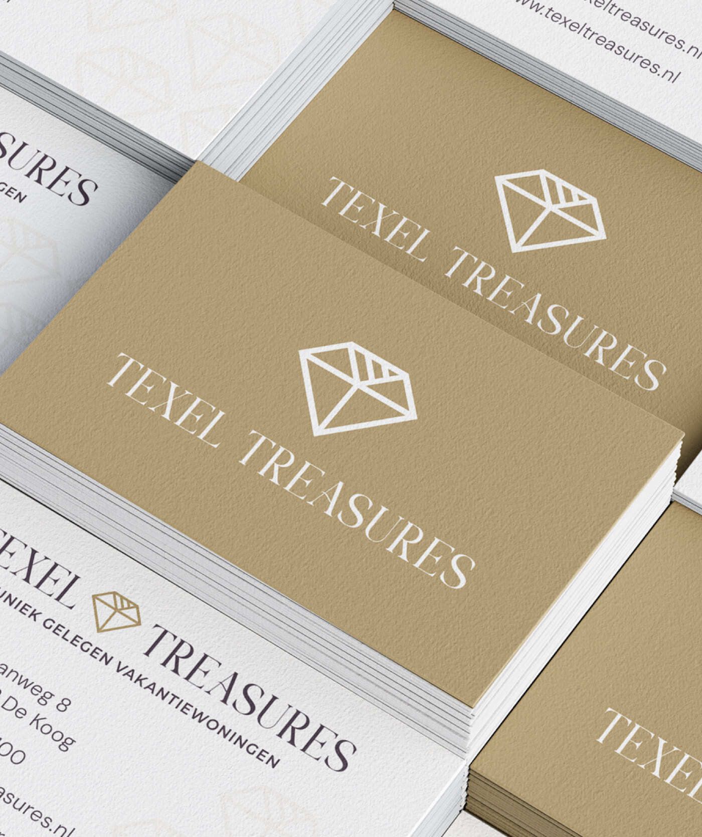 Een stapel visitekaartjes voor Texel Treasures met een diamanten logo, een beige en wit kleurenschema, contactgegevens en een knipoog naar hun expertise op het gebied van websites en online diensten.