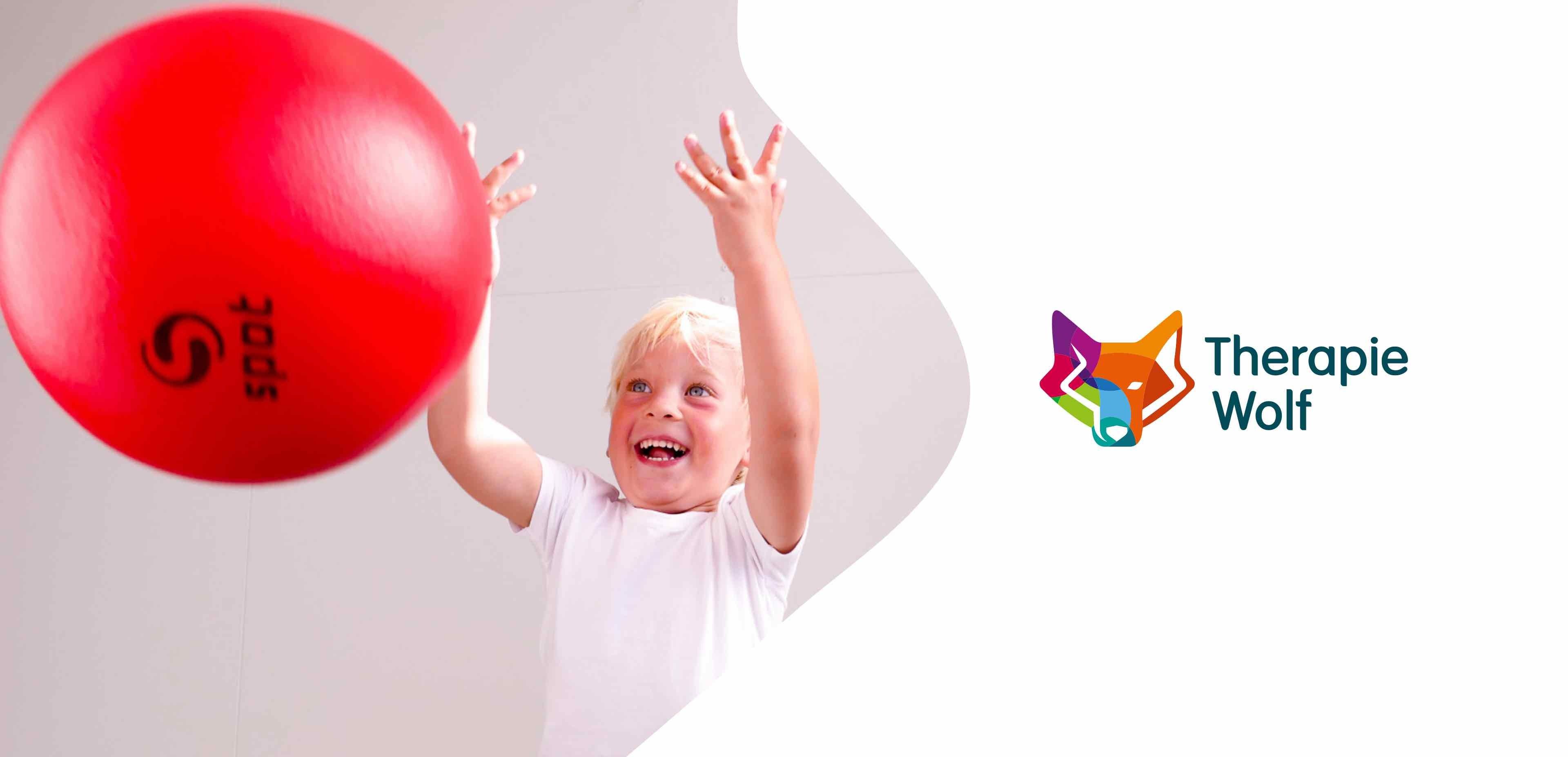 Een lachend kind in een wit shirt gooit een grote rode bal; rechts staat het logo van Therapie Wolf met een afbeelding van een veelkleurige wolvenkop en tekst, waarmee hun expertise op het gebied van online diensten en websites wordt benadrukt.