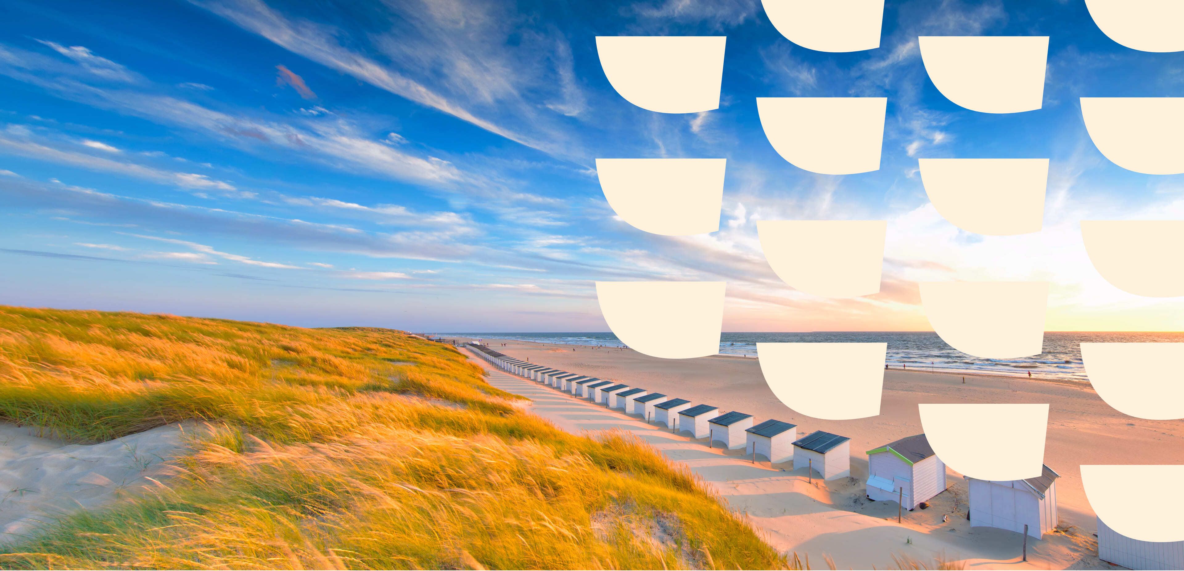 Een zandstrand met grasduinen, rijen kleine witte strandcabines, een blauwe lucht met wolken en grafische witte vormen die de rechterkant bedekken - een uitnodigend tafereel dat doet denken aan naadloze websites of webshops voor online diensten.