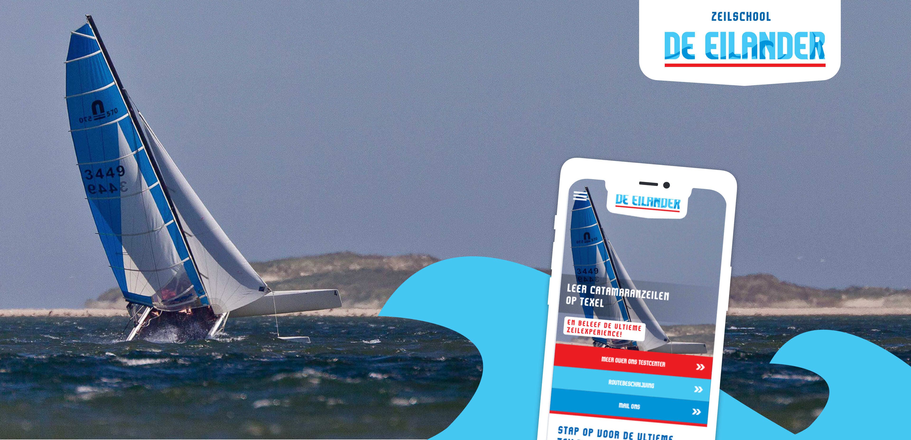 Een zeilboot ligt schuin op het water vlak bij de kustlijn, met een afbeelding van een smartphone waarop de website en online diensten van de zeilschool te zien zijn, plus het logo van Zeilschool De Eilander in de hoek.
