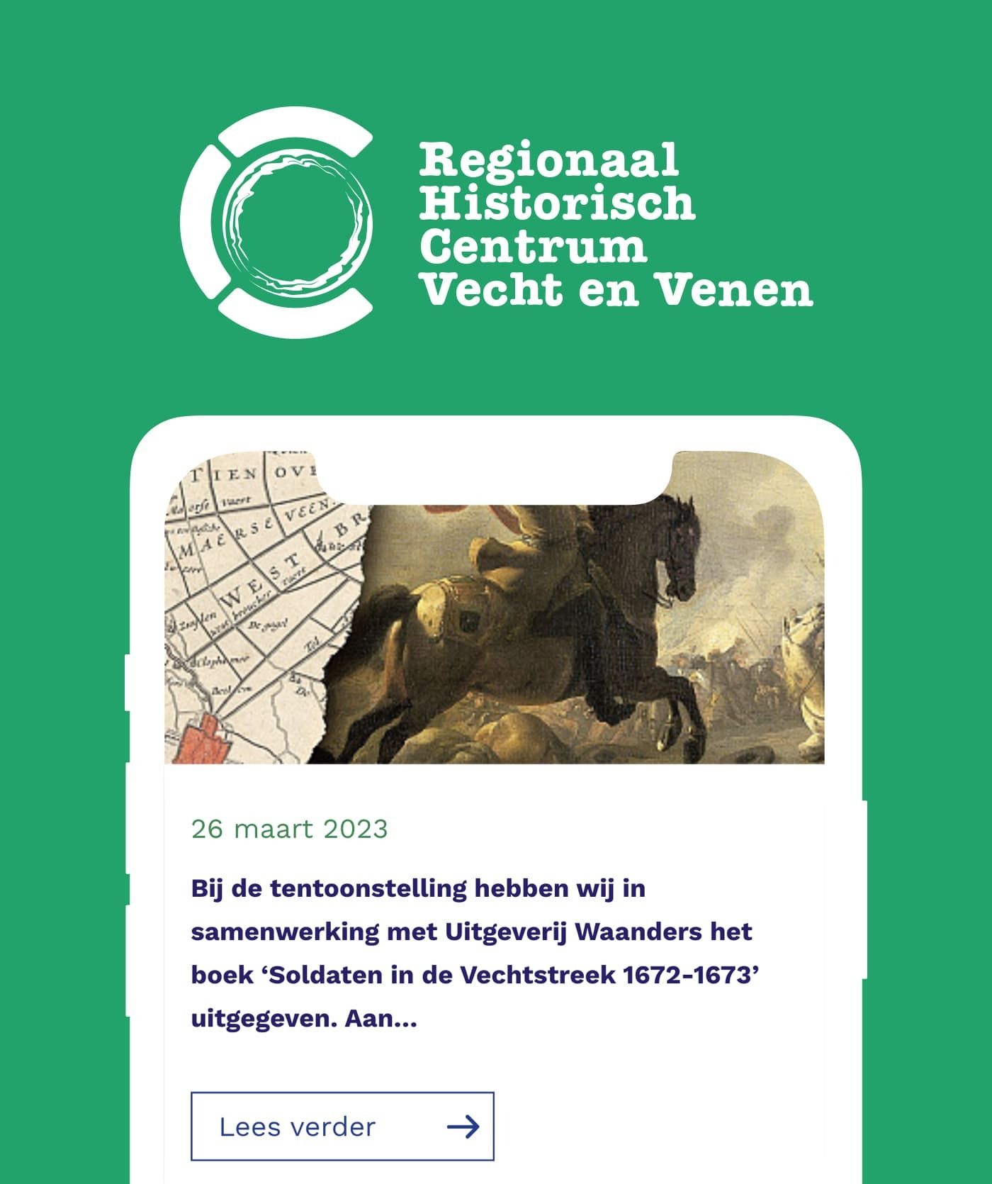 Op een smartphone wordt een aankondiging van een evenement van het Regionaal Historisch Centrum Vecht en Venen getoond. Er staan een historische kaart en een schilderij op, met tekst in het Nederlands over een tentoonstelling en hun online diensten.