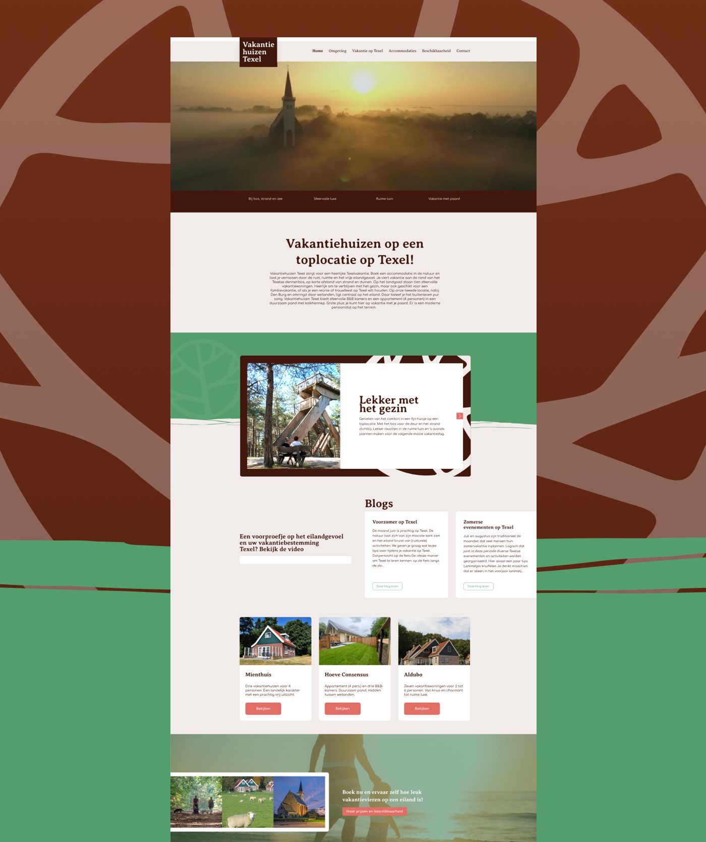 Schermafbeelding van de startpagina van een website voor vakantiehuizen op Texel, met een kerk bij zonsopgang, navigatiemenu, introtekst, afbeeldingen van de accommodaties, blogsectie, contactgegevens en links naar andere onlinediensten, zoals webshops en websites.