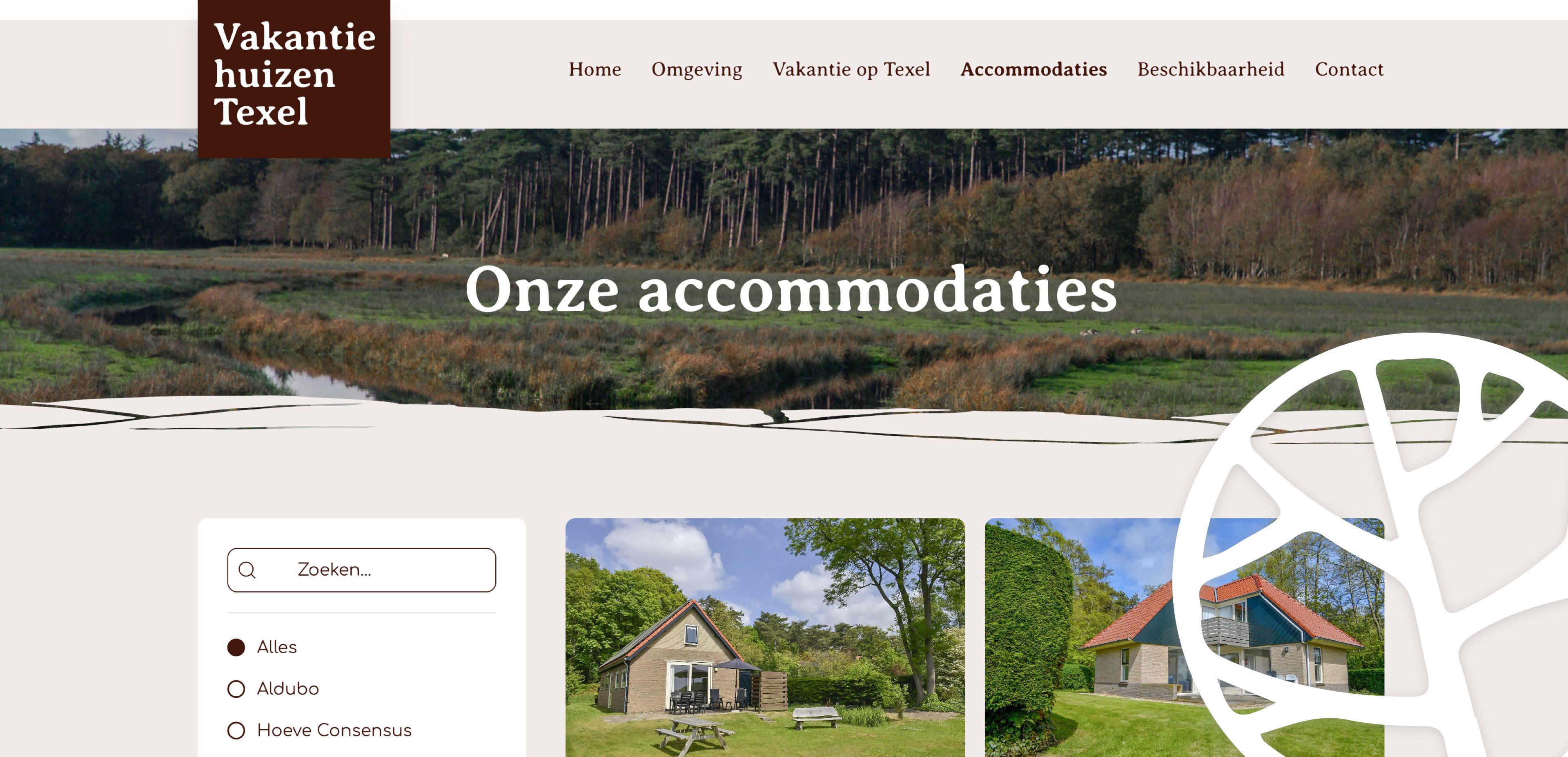 Schermafbeelding van een website voor de verhuur van vakantiehuizen op Texel met een bosrijk landschap, navigatiemenu, zoekbalk en afbeeldingen van accommodaties op het platteland. Hier ziet u hoe websites naadloze online diensten kunnen aanbieden voor het boeken van uw vakantie.
