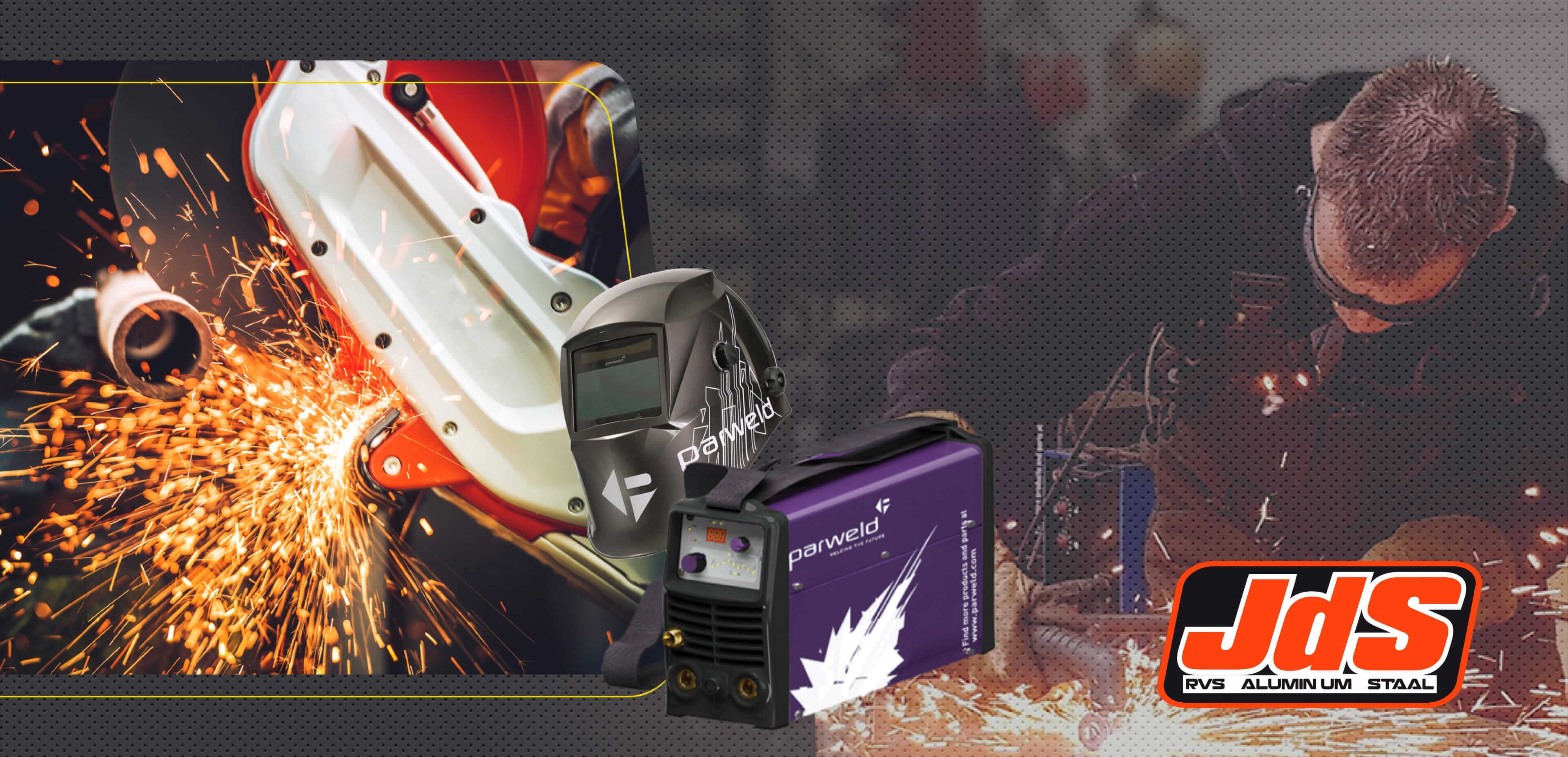 Een persoon gebruikt een elektrisch gereedschap om metaal te snijden, waarbij vonken ontstaan. Op de voorgrond zijn lasapparatuur, een lashelm en het JdS-logo te zien, wat de expertise van webwinkels of online diensten benadrukt.