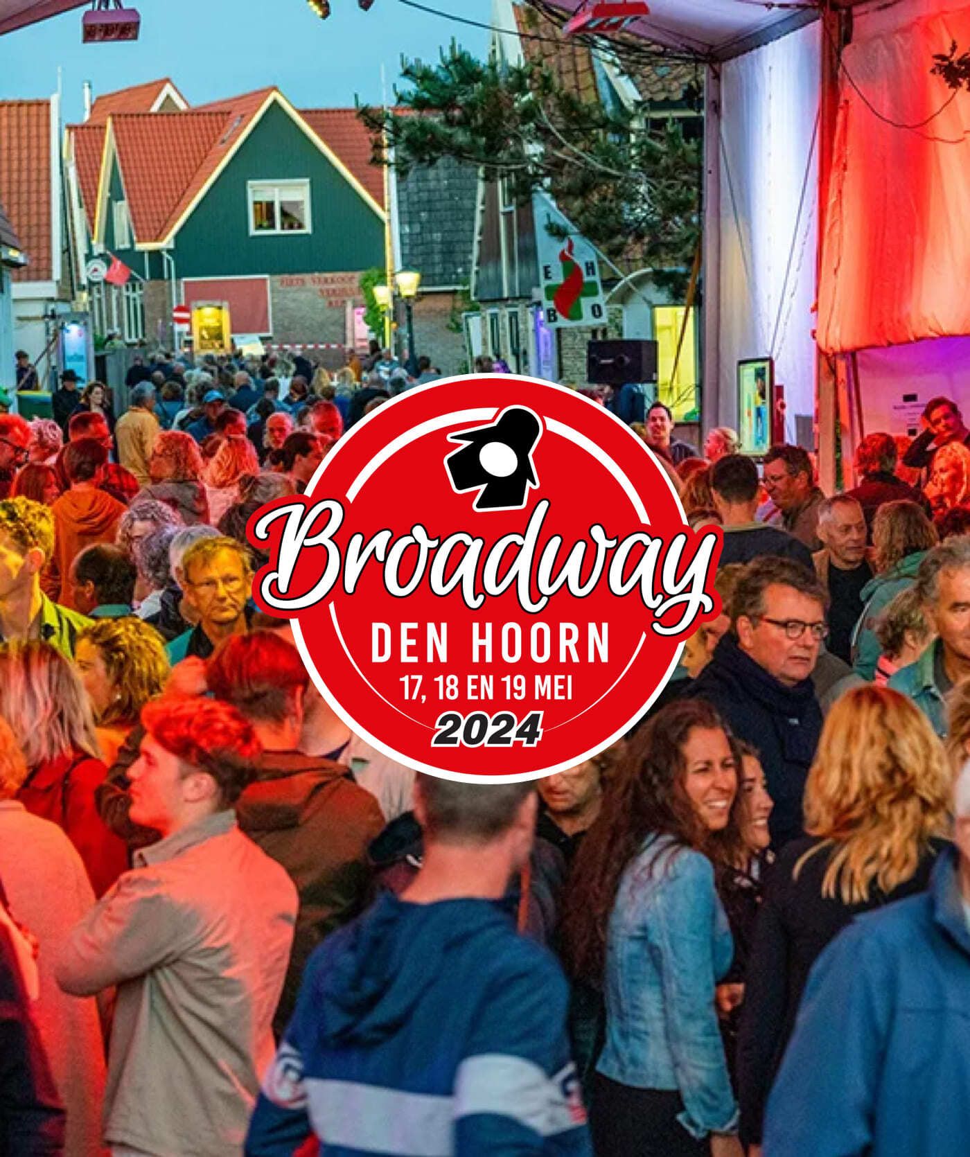 Een grote menigte verzamelt zich op een openluchtfestival met kleurrijke verlichting, met in het midden een opvallend Broadway Den Hoorn 2024-bord, terwijl lokale bedrijven hun websites en webshops aan de festivalgangers laten zien.