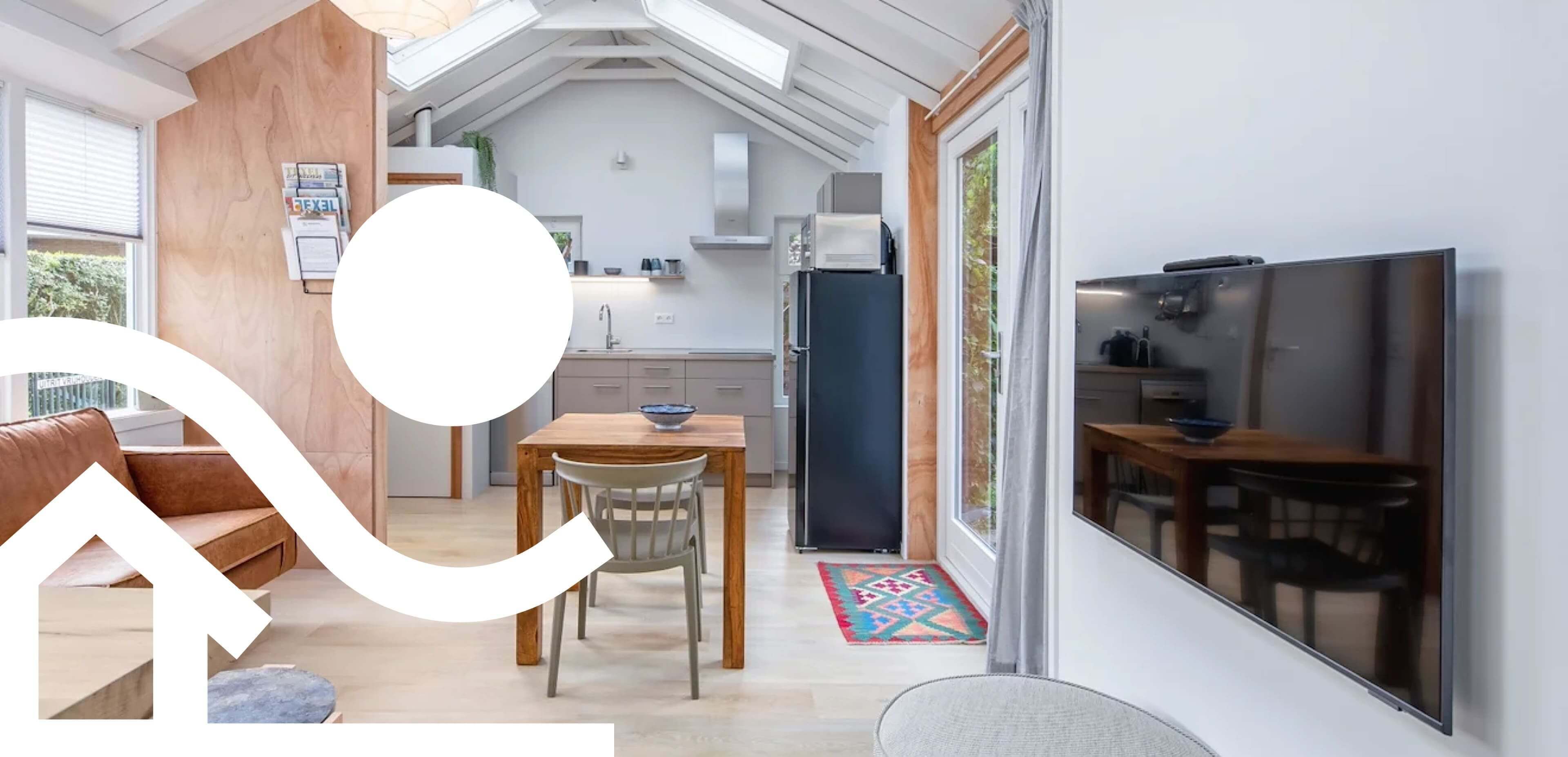 Het interieur van een modern klein huis met een keuken, eettafel, bank, aan de muur gemonteerde tv en grote ramen waar natuurlijk licht doorheen stroomt. Aan de linkerkant van de afbeelding is een wit pictogram te zien, wat inspiratie biedt voor stijlvolle websites of webshops.