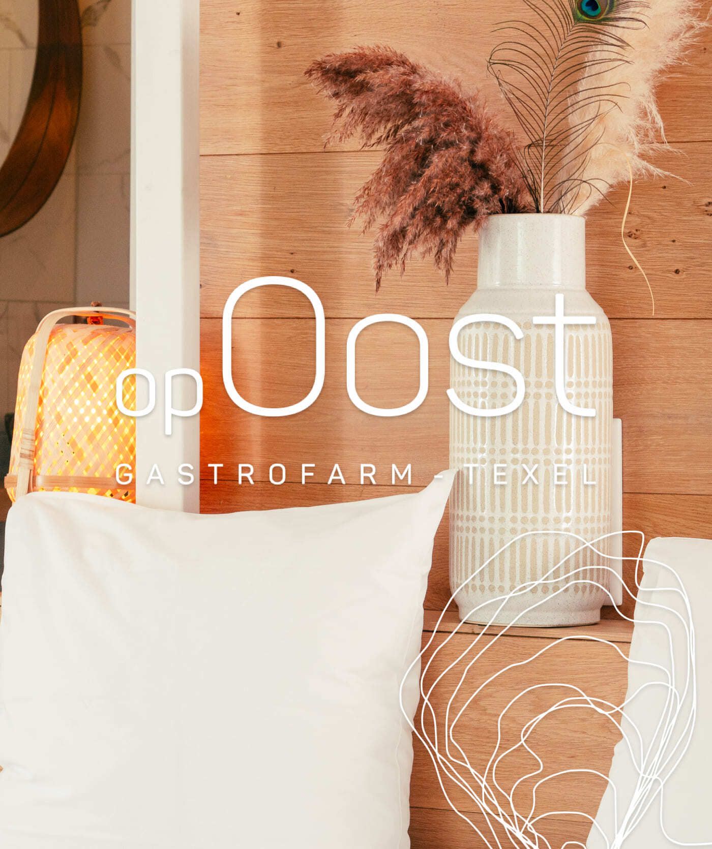 Een wit kussen en een keramische vaas met gedroogde planten staan op een houten plank. Boven de afbeelding staat de tekst “op Oost GASTROFARM TEXEL”, perfect voor websites of webshops die op zoek zijn naar een rustige, uitnodigende sfeer.