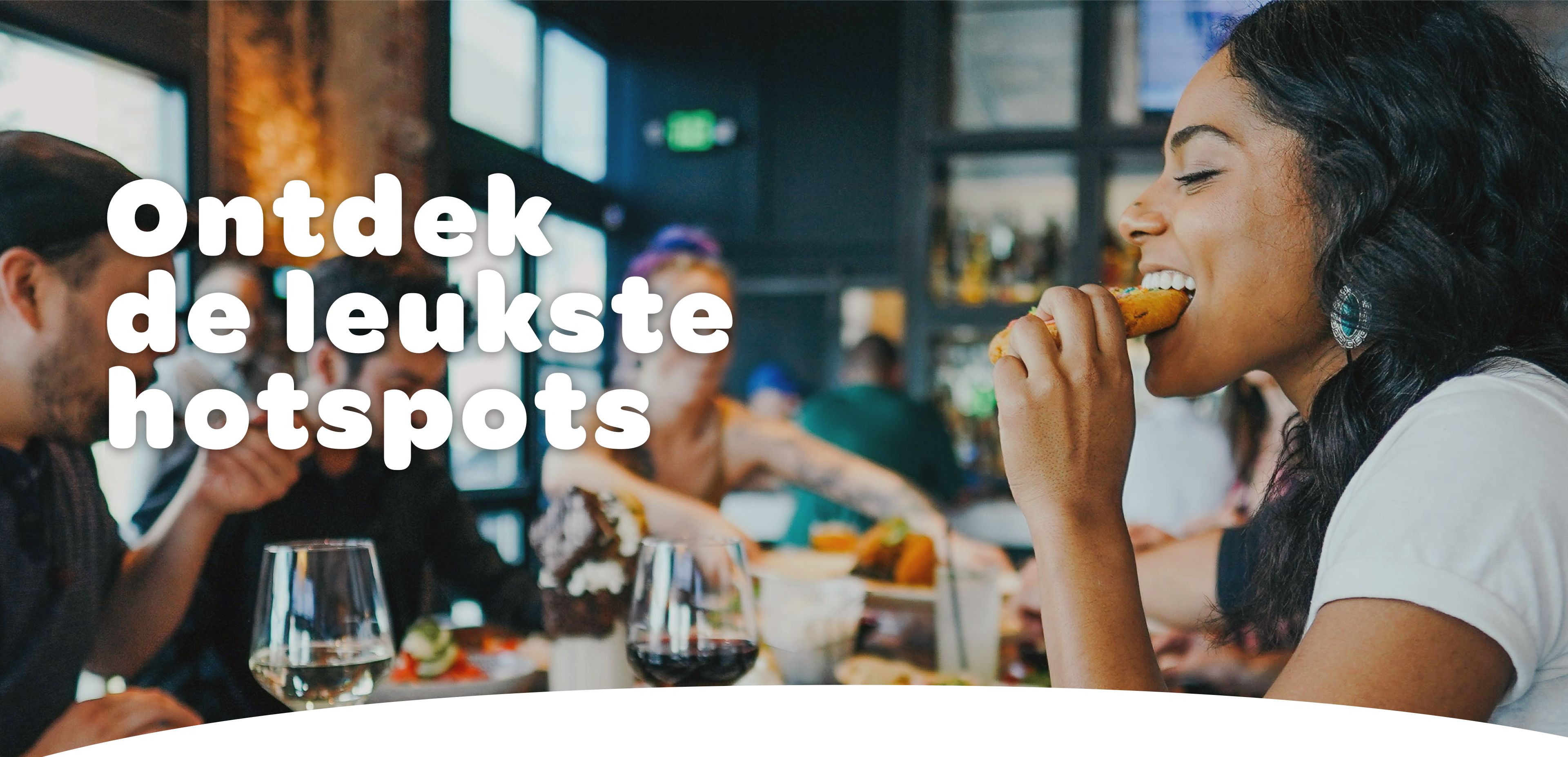 Een vrouw eet aan een gezellige restauranttafel met drankjes en eten. De vetgedrukte Nederlandse tekst luidt: Ontdek de leukste hotspots, websites en online diensten.