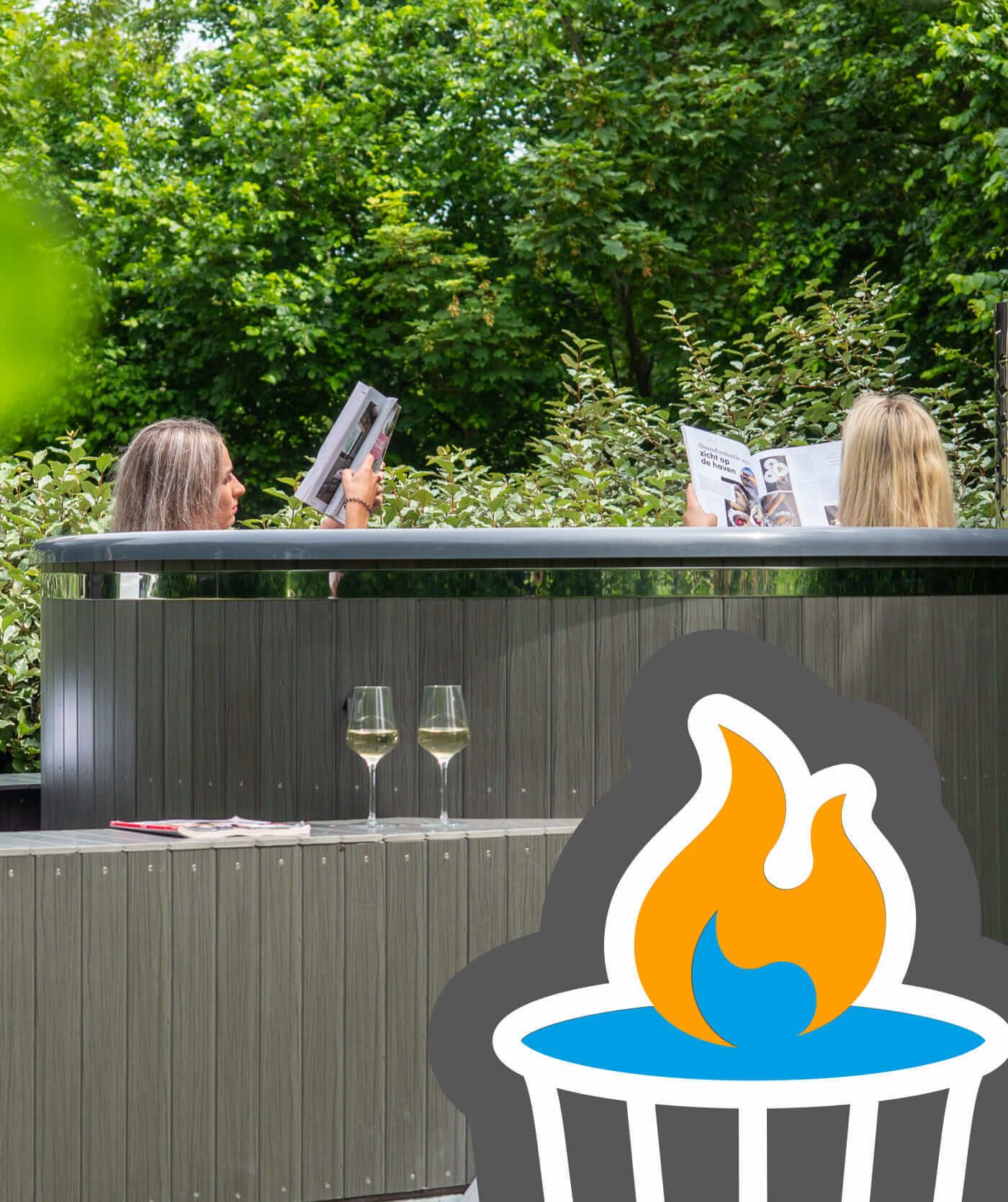 Twee mensen ontspannen zich in een buitenjacuzzi en lezen tijdschriften, omringd door groen. Twee glazen witte wijn staan op de rand van het bad, wat een serene ontsnapping suggereert na het winkelen. Rechtsonder is een afbeelding van een vlampictogram te zien.