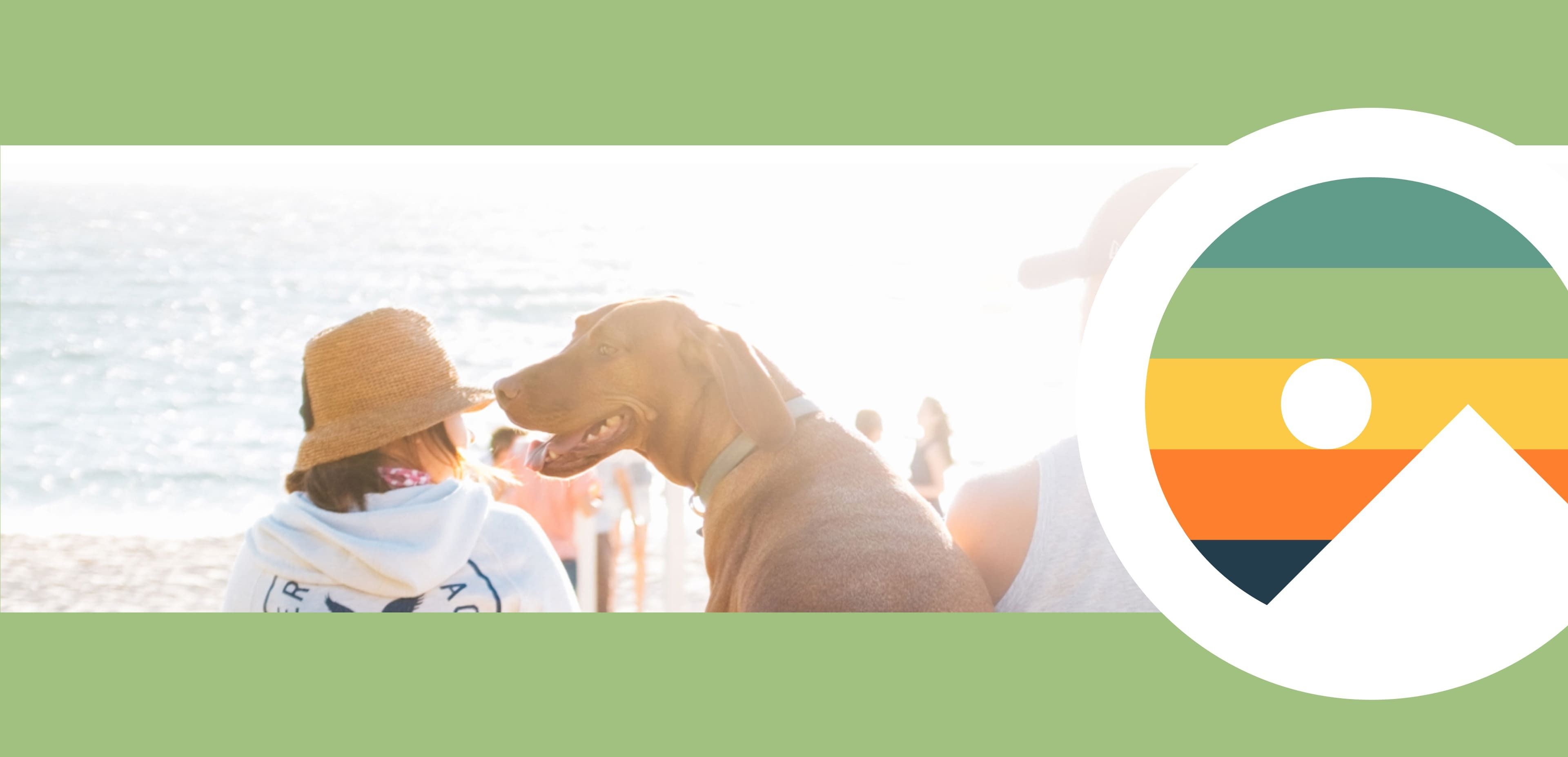 Een persoon met een strohoed en een bruine hond kijken naar de oceaan op een strand; een kleurrijk, abstract logo - dat doet denken aan online diensten - is over de rechterkant van de afbeelding gelegd.