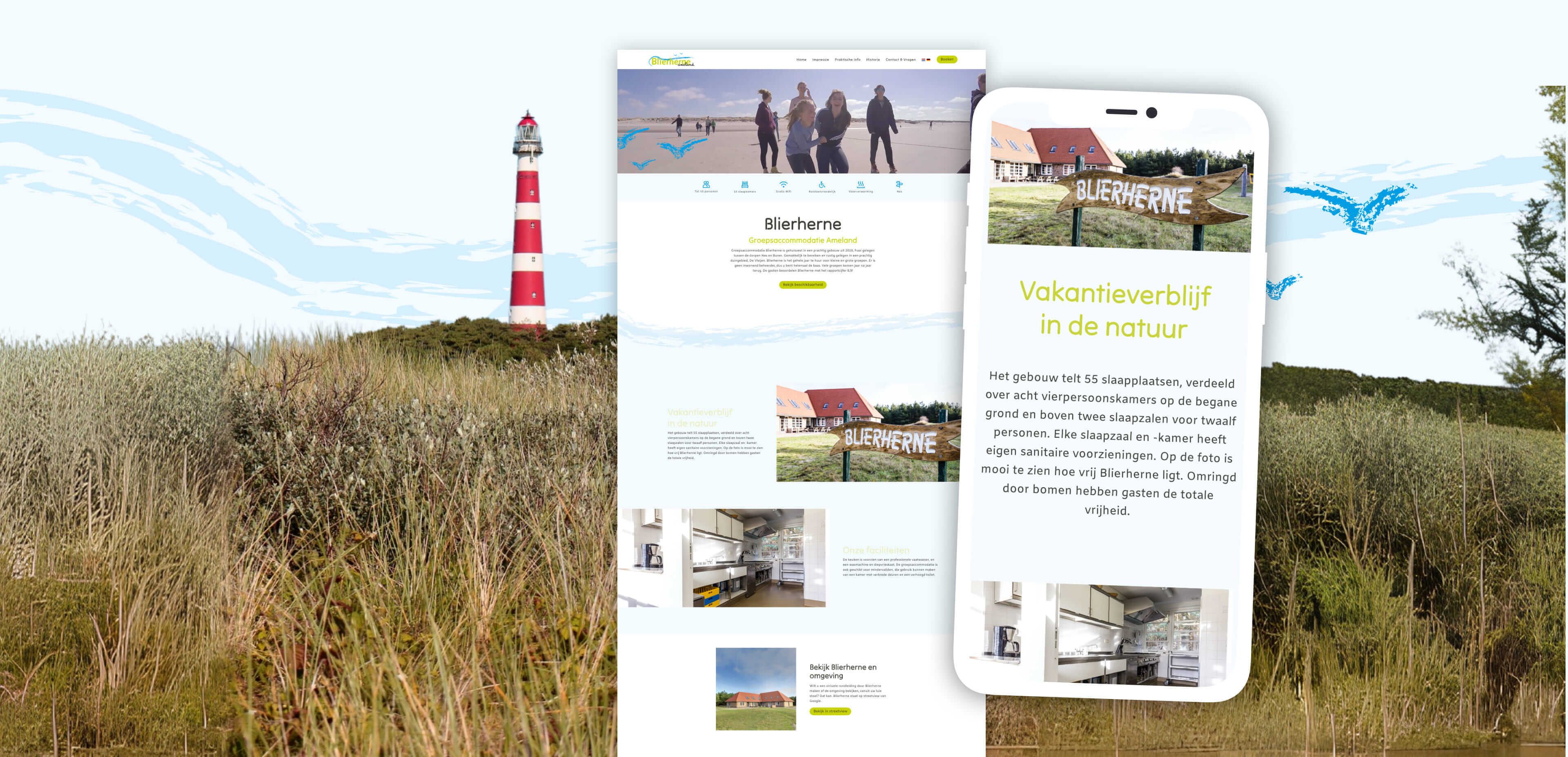 Op websites en mobiele telefoons verschijnen informatie en afbeeldingen over vakantieaccommodaties in de buurt van een vuurtoren, tegen een achtergrond van duinen en graslanden, terwijl vogels door de lucht vliegen.