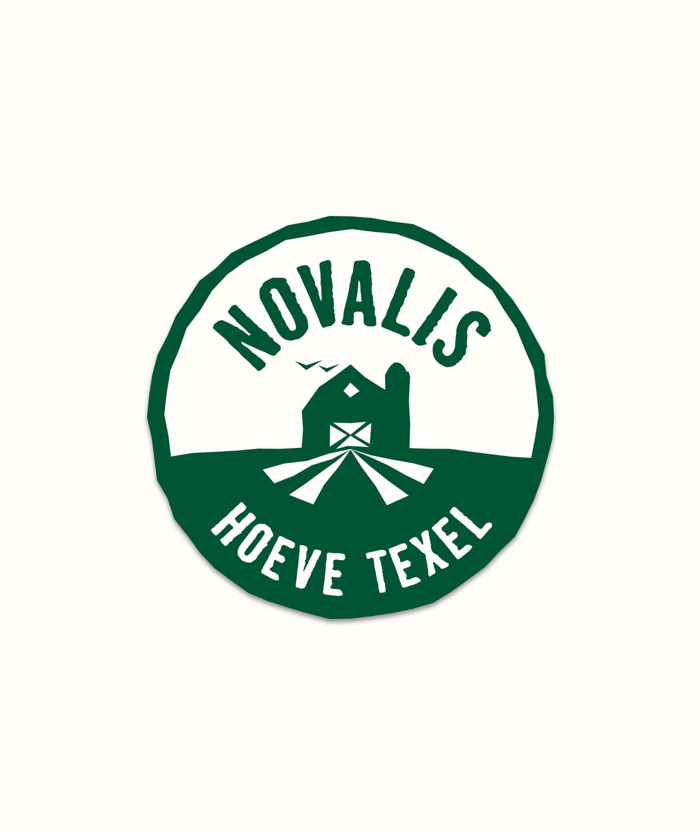 Een groen en wit cirkelvormig logo met de tekst Novalis Hoeve Texel rond een illustratie van een boerderijgebouw en een pad, ideaal voor webshops of websites die online diensten aanbieden.