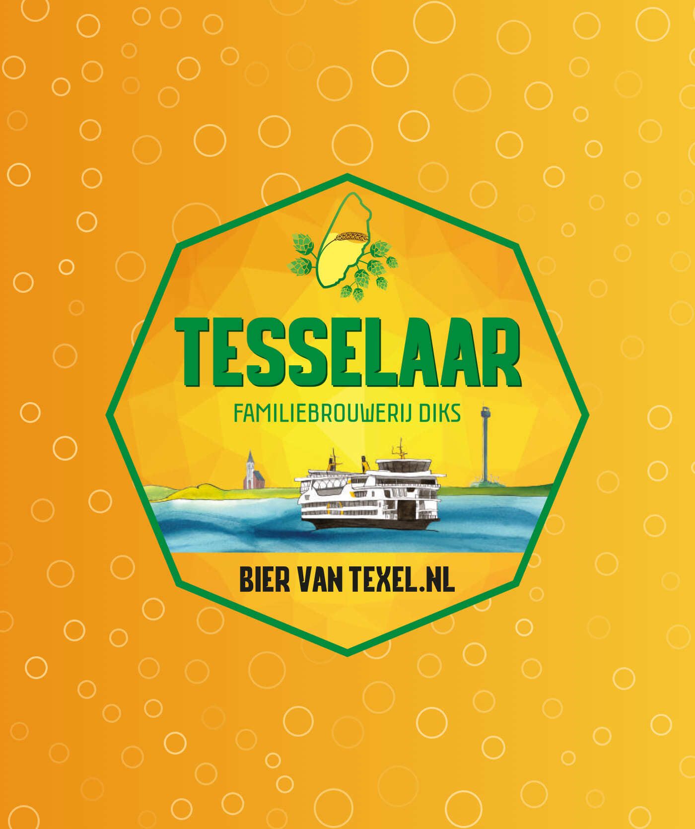 Een bieretiket van Tesselaar Familiebrouwerij Diks toont een veerboot, vuurtoren en een Texels landschap op een oranje achtergrond met bubbels. De tekst luidt Bier van Texel.nl, wat hun aanwezigheid in webshops en online diensten benadrukt.