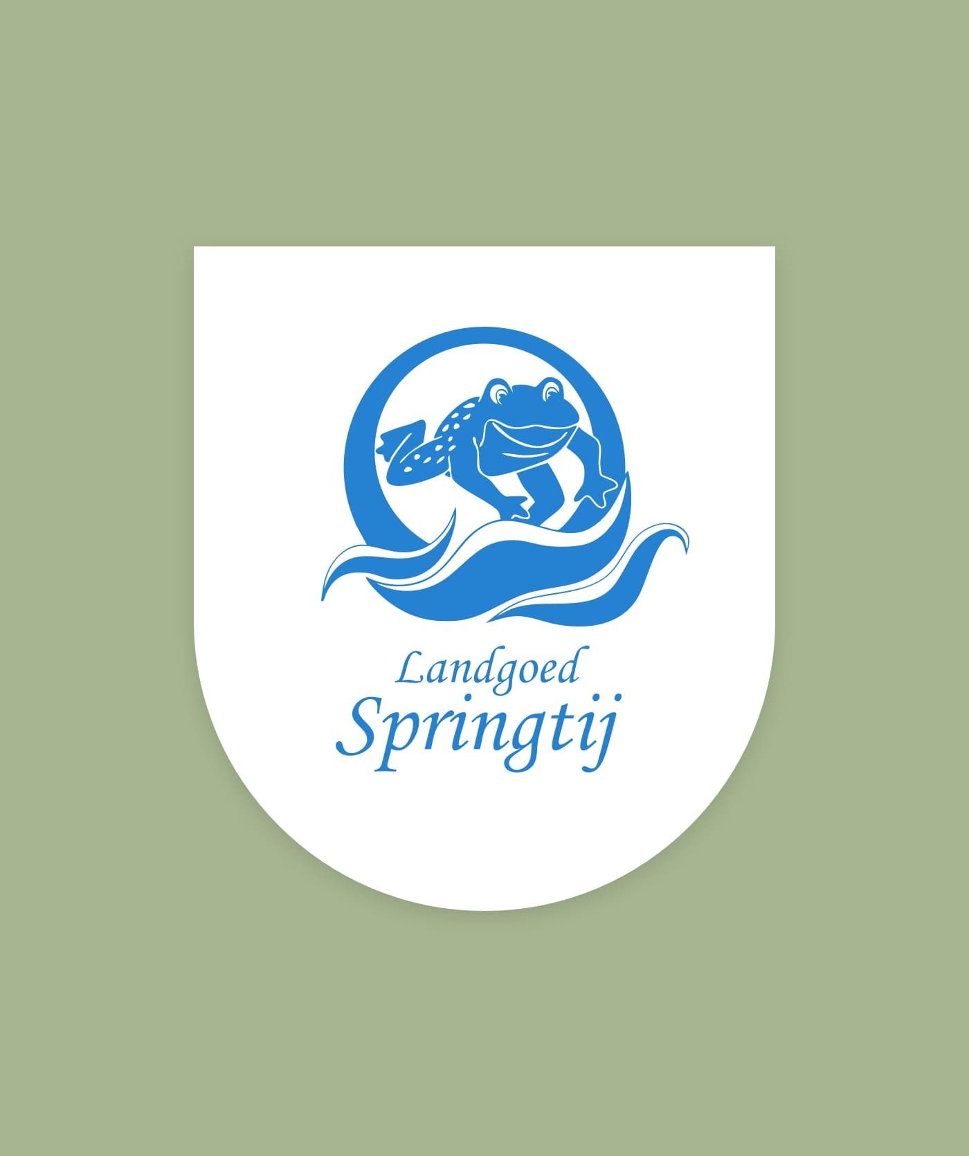 Blauw logo met een lachende kikker, een vis en watergolven boven de tekst Landgoed Springtij op een wit schild met een groene achtergrond. Perfect voor webshops of websites die online diensten aanbieden.
